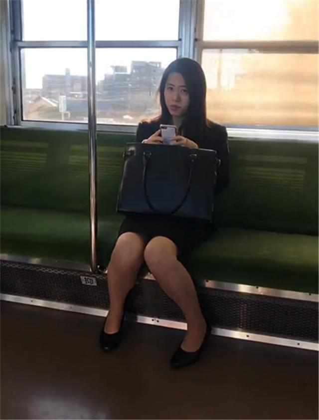 中国男子留学日本,地铁街拍到职场西装短裙30岁美女,很像全智贤 