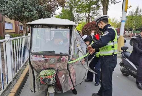 闯红灯 逆行 装雨棚 汉中交警曝光一批交通违法行为人