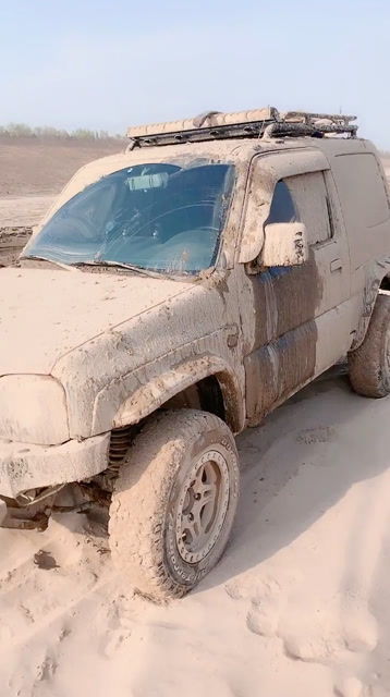 这车玩成泥巴了 