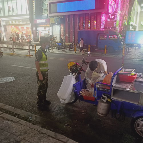 深圳再次禁止摆地摊,消失半年的城管出手了,街道再次冷冷清清