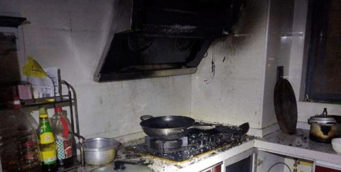 太原一女子厨房炖肉结果把厨房给烧了,拿上梯子爬出窗外想灭火,差点悲剧......