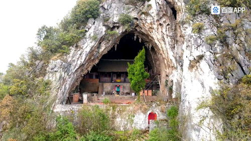 居然有人在山洞里建房子 