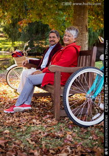 坐在公园长凳上的老夫妇