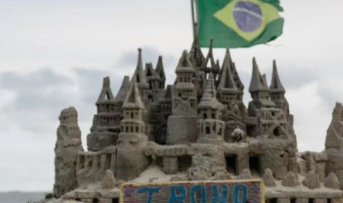 全球最 穷酸 的国王,城堡是用泥沙修建,现在靠拍照为生