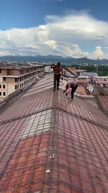 工人在屋顶铺钢筋,恕我直言,屋顶不应该是一根梁吗 