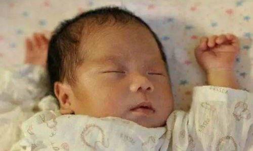 新生儿为什么偏爱 投降式睡姿 ,需要纠正吗 很多家长做错了