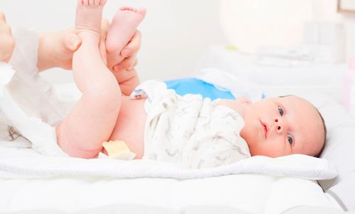 刚满月的宝宝该如何照顾 坚持按需哺乳 关注睡眠 大小便 体重