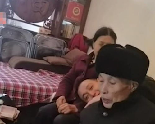 四川一男子躺母亲怀里搂83岁父亲撒娇 不管多大父母面前仍是孩子