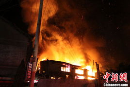 浙江温州一食品厂突发大火 消防10小时扑灭大火 
