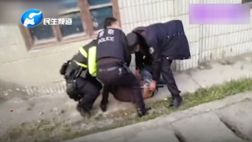 警方抓捕毒贩现场,运毒者拼死抵抗 