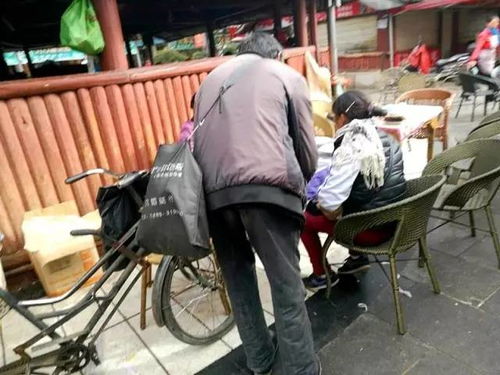 丽江街头,我说没带现金,乞丐竟掏出手机让发微信红包,最少100块 