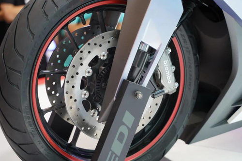 标题：适合年轻人的第一台轿车，配Brembo卡钳，3.7s破百，轴距2920mm