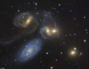 3亿光年外发现5个星系紧密聚集
