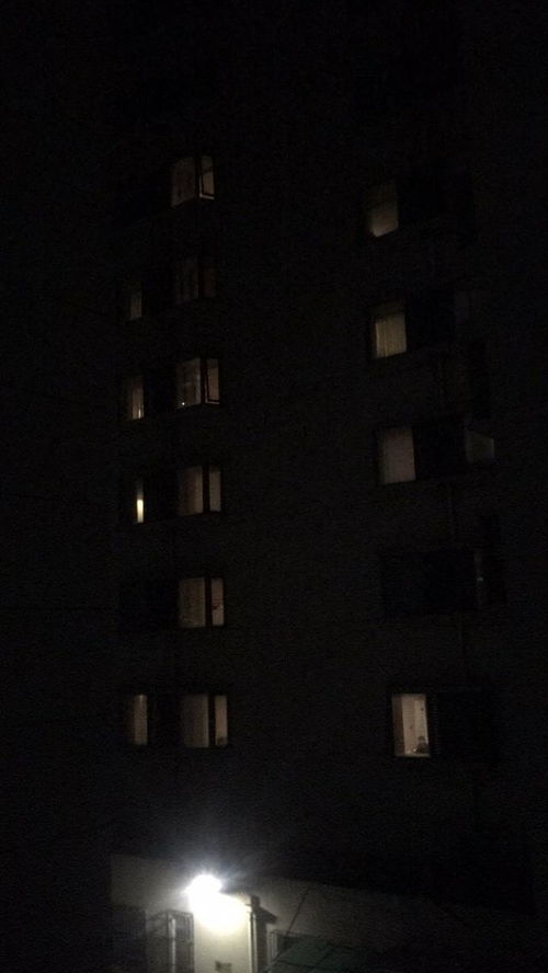 空无一人的酒店突然亮灯,这个小区居民的举动,真暖