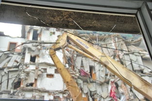 楼房拆除相邻幼儿园遭殃 石块砸破玻璃飞进教室 