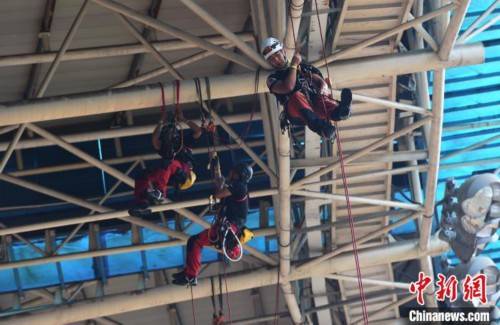 重庆举办绳索救援交流赛 15支救援队伍展 飞檐走壁 绝技