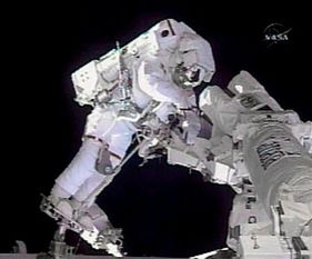 中新网11月21日电 据《星岛日报》报道,美国奋进号两名宇航员在国际空间站进行第二次太空漫步,继续维修工作。