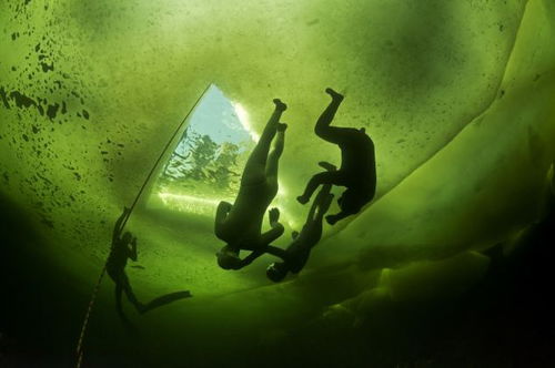 俄潜水员冰封北冰洋下挑战极限潜水 