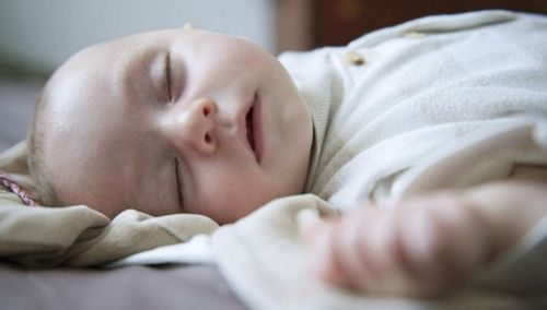为什么说新生儿不需要枕枕头 