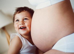 孕妇梦见自己抱着小男孩,那么要注意肚子里宝宝的情况