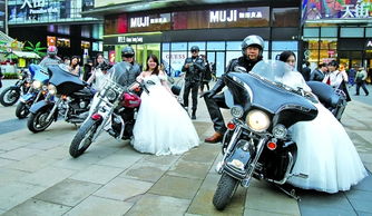 昨天6 婚纱美女还乘摩托去兜风 