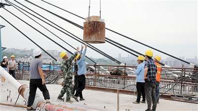 西瓜 吊 上在建礼嘉大桥 为一线工人降温