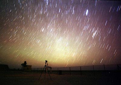 约旦出现奇观 流星雨从沙漠夜空划过 