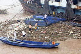 重庆长江水暴涨9米 漂来百吨垃圾上面可走人 