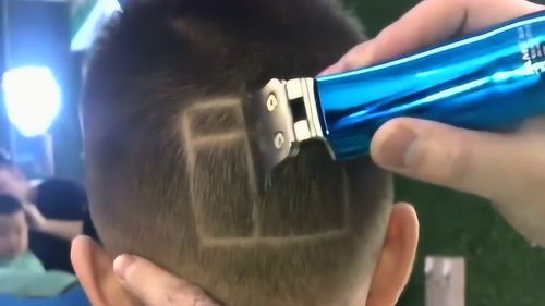 这是我见过最牛的理发师,用雕刻技术给小男孩剃头,从背后看太酷了 