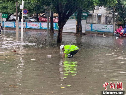 广西北海暴雨来袭困扰民众 部分道路严重积水