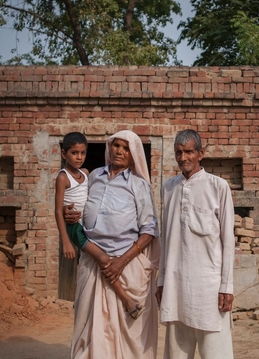 70岁印度老人生下龙凤胎,可她的孙子比儿子都大