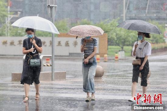 北京突降大雨 市民雨中出行