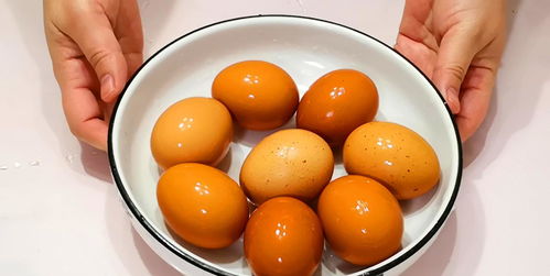 煮鸡蛋时,用上2个小窍门,蛋壳一碰就掉,既快速又干净