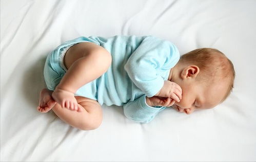 宝宝睡觉总爱蹬被子,并不仅仅是因为热,有2个因素家长要多观察