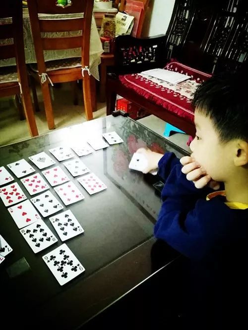 适合小孩玩的扑克玩法大全视频（适合小孩玩的扑克玩法大全视频下载） 第1张