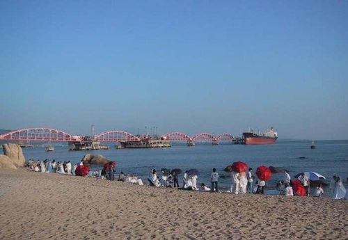 这里的海滩沙床平缓, 是深圳东部独一无二的