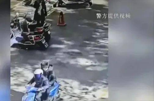 云南 猖狂 2名男子当街偷电车,被人发现后掏出了一米长的大刀要砍人