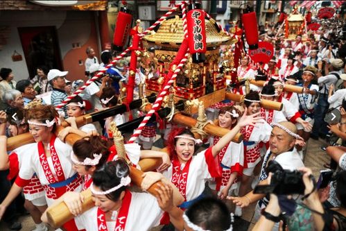 日本天神祭热闹非凡 80名美女抬神轿游行 