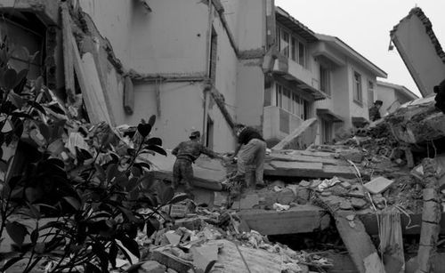 08年的汶川地震,程林祥背着儿子遗体走了25公里,只为带儿子回家