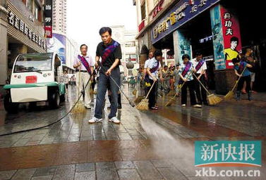 广州书记万庆良市长陈建华等装备齐全上街扫马路 