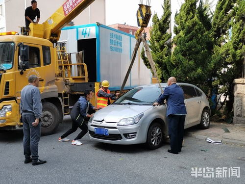 被私家车堵住路口无法拐弯 吊车 亲自出手 帮轿车挪窝 