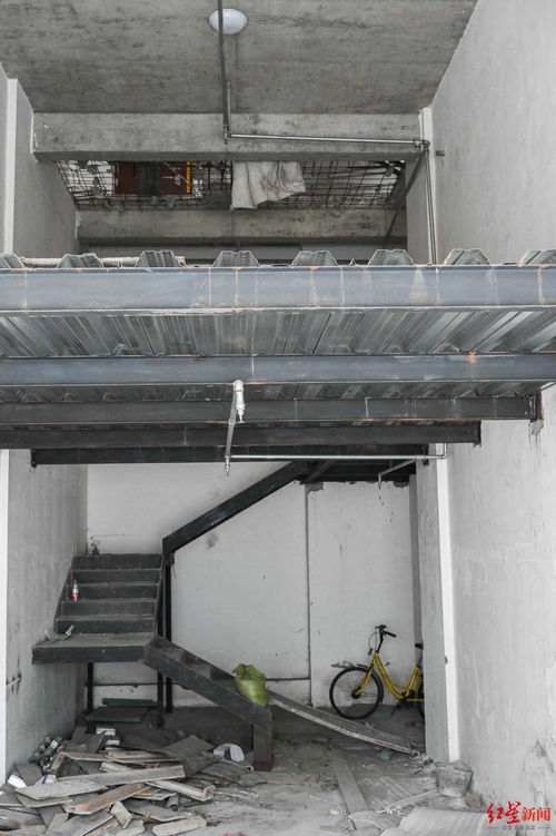 买下一楼商铺和二楼住宅,将楼板打穿准备装楼梯入户 这业主的做法引众怒