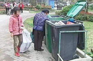 心疼 苏州一名女孩12岁了后妈却不给上学,每天靠捡垃圾度日