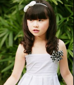 华侨收养一个在地震中死去父母小女孩,小名叫婷婷,现在是个童星,我想知道她现在叫什么名字 就是这个图片上的小女孩 