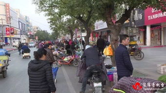 菏泽东方红大街早市整顿好 商户们秩序井然的摆摊卖菜