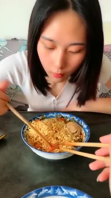 见过护食的没见过这么护食的媳妇 