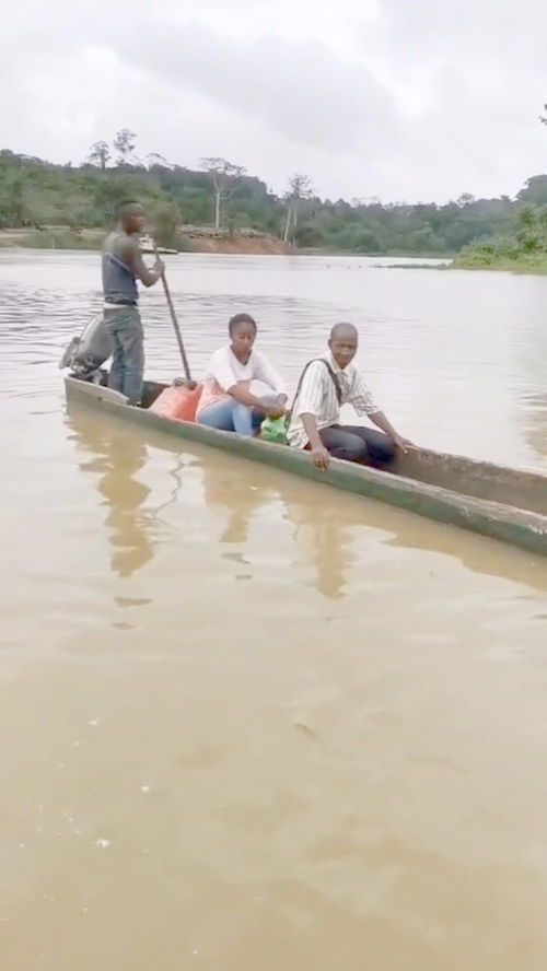 非洲人的水上交通工具独木舟,坐起来晃的我想吐 