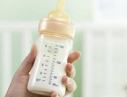 初生婴儿喝多少奶粉(新生儿喝奶粉多少毫升合适)