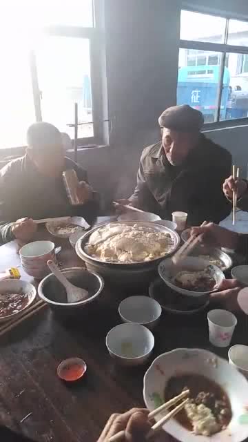 农村亲戚来家里吃饭,做了一桌饭,有人认识中间的是什么吗 