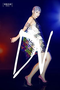 江映蓉和李斯丹妮首度携手 推出时尚未来感大片 